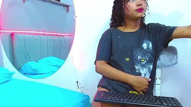 minimi naty online show from December 18, 7:08 pm