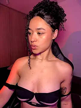 Snapshot of Crystal_Dluna chatting on November 10, 5:01 pm Crystal Dluna online show from November 10, 5:01 pm