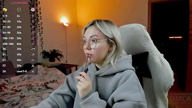 whoa-hoa-hoa-hoa-hoa online show from October 18, 9:15 pm