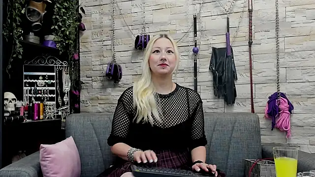 Snapshot of CruelMistress chatting on October 20, 9:48 pm CruelMistress online show from October 20, 9:48 pm