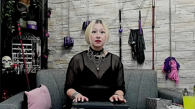 Snapshot of CruelMistress chatting on October 28, 11:29 pm CruelMistress online show from October 28, 11:29 pm