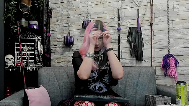 Snapshot of CruelMistress chatting on November 9, 3:43 pm CruelMistress online show from November 9, 3:43 pm