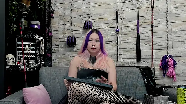 Snapshot of CruelMistress chatting on November 17, 3:07 pm CruelMistress online show from November 17, 3:07 pm