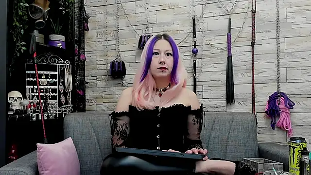 Snapshot of CruelMistress chatting on November 19, 2:39 pm CruelMistress online show from November 19, 2:39 pm