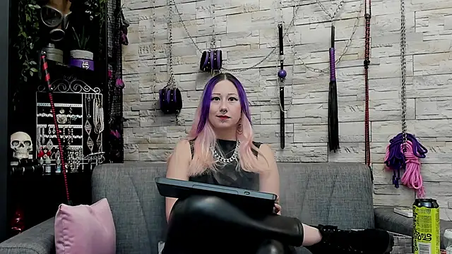 Snapshot of CruelMistress chatting on November 20, 3:12 pm CruelMistress online show from November 20, 3:12 pm