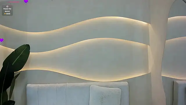 Naomi Dasilva online show from January 6, 7:24 pm