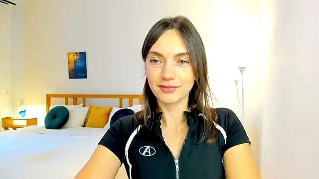 LovelyeeMia online show from December 2, 7:14 am