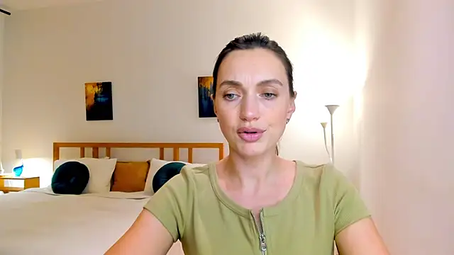 LovelyeeMia online show from December 4, 5:00 pm