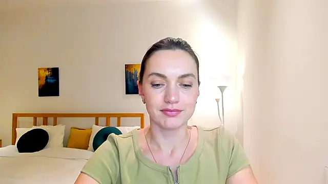 LovelyeeMia online show from December 10, 3:22 pm