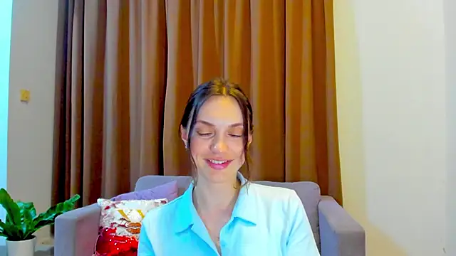 LovelyeeMia online show from October 28, 11:47 am