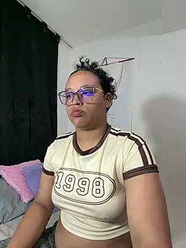 Snapshot of angela_angels_ chatting on June 6, 3:33 am angela angels online show from June 6, 3:33 am