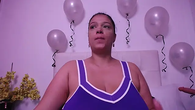 Nicol Love0 online show from April 14, 12:22 pm