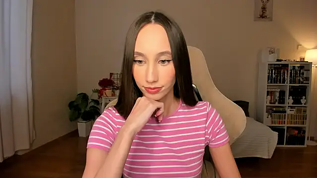 Snapshot of your_emily_ chatting on February 20, 1:33 pm your emily online show from February 20, 1:33 pm