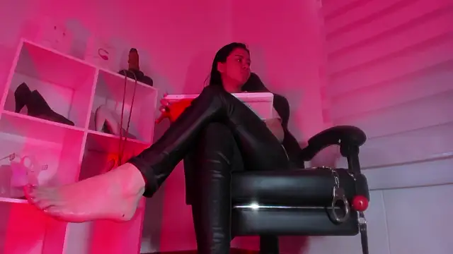 charlotte joliedart online show from February 3, 10:15 pm