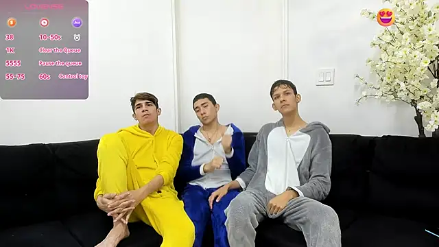 Snapshot of StrawwBoys chatting on October 7, 10:45 am StrawwBoys online show from October 7, 10:45 am