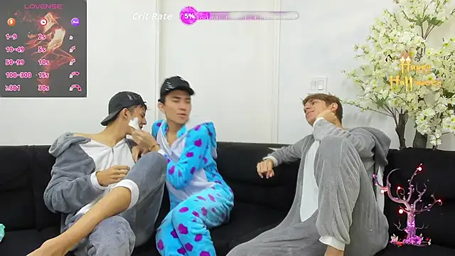 Snapshot of StrawwBoys chatting on October 16, 10:27 am StrawwBoys online show from October 16, 10:27 am