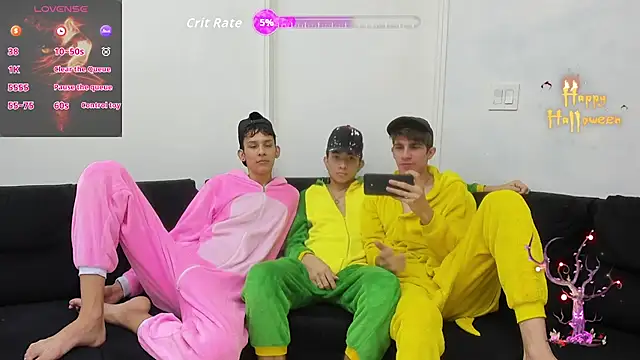 Snapshot of StrawwBoys chatting on October 17, 10:51 am StrawwBoys online show from October 17, 10:51 am