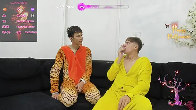 Snapshot of StrawwBoys chatting on October 19, 11:00 am StrawwBoys online show from October 19, 11:00 am