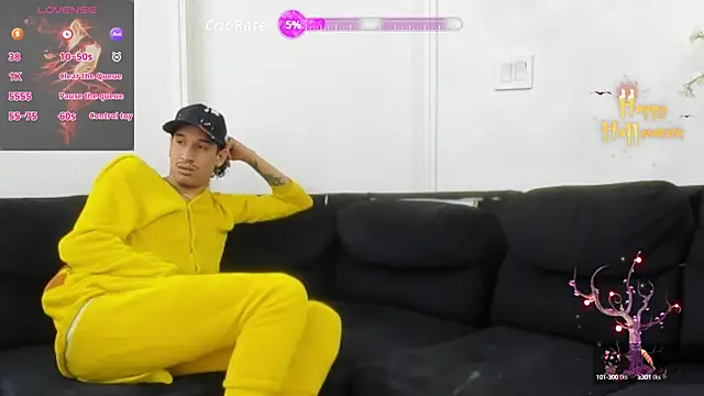 Snapshot of StrawwBoys chatting on October 26, 10:54 am StrawwBoys online show from October 26, 10:54 am