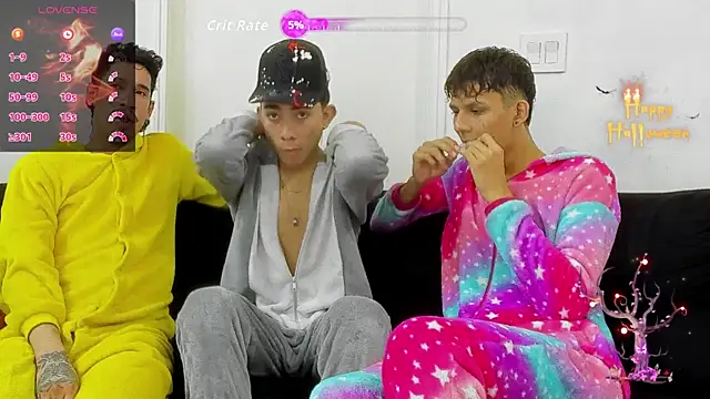 Snapshot of StrawwBoys chatting on October 30, 10:27 am StrawwBoys online show from October 30, 10:27 am