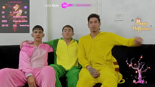 Snapshot of StrawwBoys chatting on November 2, 10:17 am StrawwBoys online show from November 2, 10:17 am