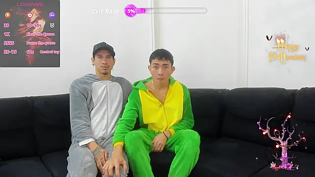 Snapshot of StrawwBoys chatting on November 6, 10:38 am StrawwBoys online show from November 6, 10:38 am