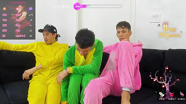 Snapshot of StrawwBoys chatting on November 7, 10:48 am StrawwBoys online show from November 7, 10:48 am