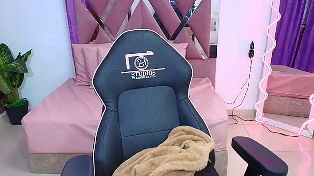 Snapshot of kendra_tay chatting on October 31, 3:40 am kendra tay online show from October 31, 3:40 am