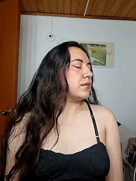 Snapshot of Emi_chik chatting on June 12, 5:39 am Emi chik online show from June 12, 5:39 am