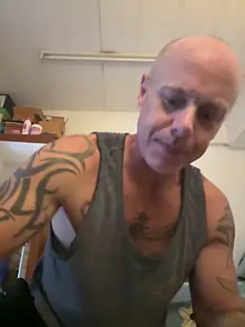 luv2masterb8247 online show from December 13, 4:22 am