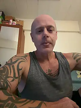 luv2masterb8247 online show from December 18, 3:47 am