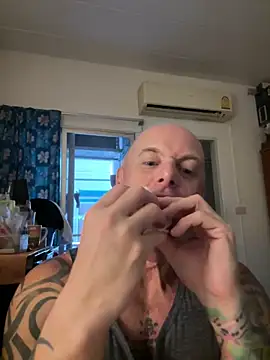 luv2masterb8247 online show from February 4, 4:26 am