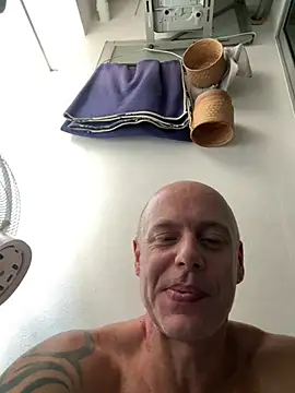 luv2masterb8247 online show from February 11, 7:23 am