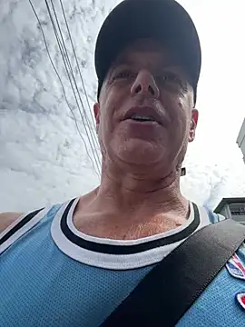 luv2masterb8247 online show from February 26, 3:42 am