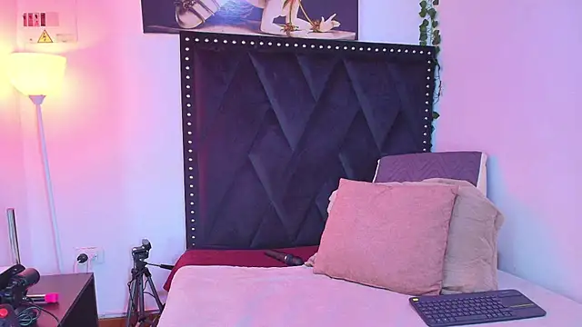 dafne queenn online show from November 24, 1:00 pm