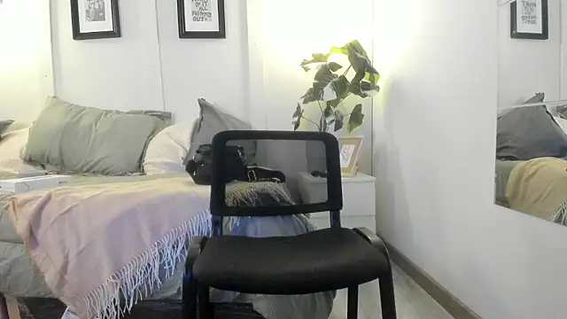 Snapshot of Caroline_dh chatting on February 8, 2:09 pm Caroline dh online show from February 8, 2:09 pm