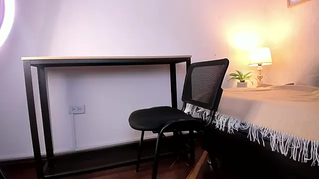 Snapshot of Caroline_dh chatting on March 20, 11:37 am Caroline dh online show from March 20, 11:37 am