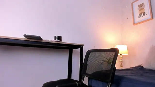 Snapshot of Caroline_dh chatting on April 4, 11:51 am Caroline dh online show from April 4, 11:51 am