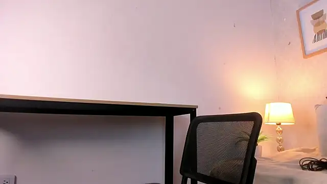 Snapshot of Caroline_dh chatting on April 6, 11:33 am Caroline dh online show from April 6, 11:33 am