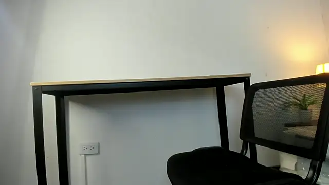 Snapshot of Caroline_dh chatting on April 8, 11:32 am Caroline dh online show from April 8, 11:32 am