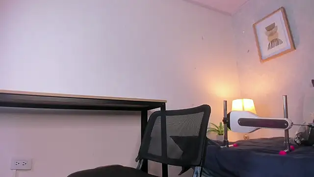 Snapshot of Caroline_dh chatting on April 14, 11:38 am Caroline dh online show from April 14, 11:38 am