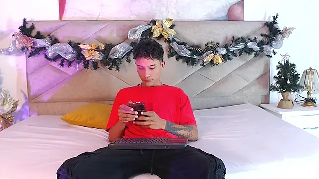 Edward Milleer online show from December 7, 3:04 am