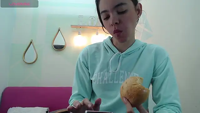 Mia-kalinfa online show from March 8, 1:47 pm