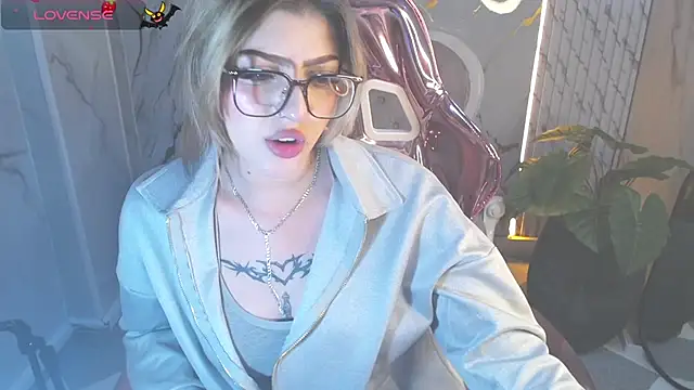 Snapshot of Kitty_fox_b chatting on October 31, 1:06 am Kitty fox b online show from October 31, 1:06 am