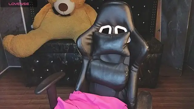 Snapshot of Kitty_fox_b chatting on November 29, 1:03 pm Kitty fox b online show from November 29, 1:03 pm