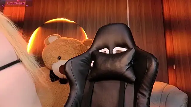 Snapshot of Kitty_fox_b chatting on February 10, 1:37 pm Kitty fox b online show from February 10, 1:37 pm