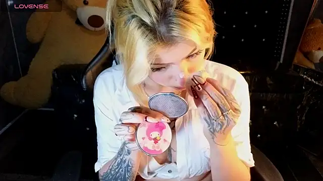 Snapshot of Kitty_fox_b chatting on February 26, 1:10 pm Kitty fox b online show from February 26, 1:10 pm