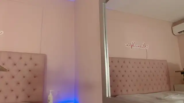 Snapshot of alice_sofia chatting on December 21, 1:51 pm alice sofia online show from December 21, 1:51 pm