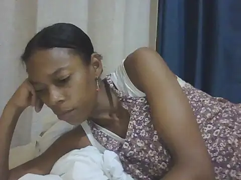 Snapshot of adele-33 chatting on February 17, 1:13 am adele-33 online show from February 17, 1:13 am