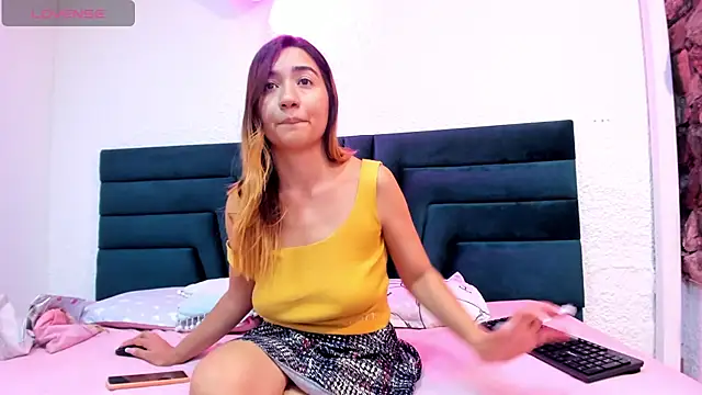 LisaWhite  online show from December 1, 9:15 pm